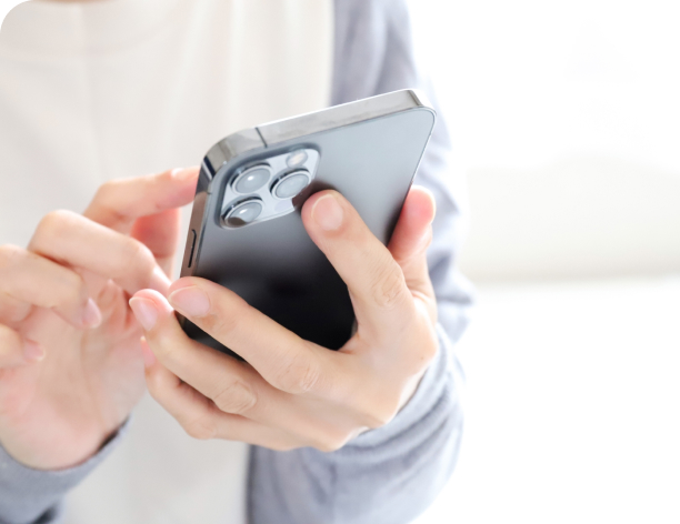 スマートフォンを操作する手元