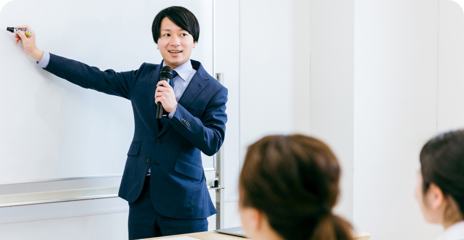 マイクを持って発表する男性