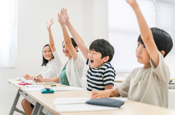 手を挙げる子どもたち